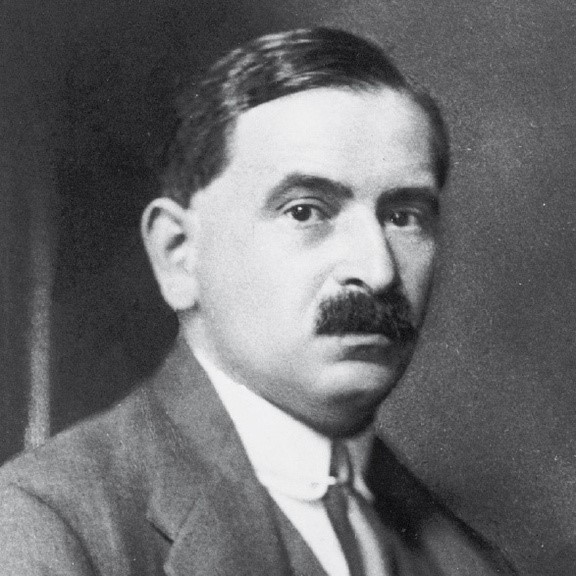 Dr. Otto Bauer (geboren am 5. September 1881 in Wien; gestorben am 5. Juli 1938 in Paris) war österreichischer Politiker, führender Theoretiker der Sozialdemokratie seines Heimatlandes und Begründer des Austromarxismus. Er war von 1918 bis 1934 stellvertretender Parteivorsitzender der Sozialdemokratischen Arbeiterpartei (SDAP) und 1918 bis 1919 Außenminister der Republik Deutschösterreich. Otto Bauer war der Sohn des wohlhabenden jüdischen Textilfabrikanten Philipp Bauer, der sich zum Liberalismus bekannte. Er absolvierte die Volksschule in Wien und das Gymnasium in Wien, Meran und Reichenberg. Bauer studierte an der Universität Wien Rechtswissenschaften und promovierte 1906. Bauer sprach Englisch und Französisch und nach seiner Kriegsgefangenschaft auch Russisch.
Otto Bauer begann 1900 sich in der Sozialdemokratischen Arbeiterpartei (SDAP) politisch zu betätigen. Seine politischen Interessen spiegelten sich auch in seinen Studien. Neben Rechtswissenschaften, Geschichte, Sprachen und Philosophie inskribierte er auch Nationalökonomie und Soziologie. Aufmerksam wurde man auf ihn, als er 1907, erst 26 Jahre alt, das 600 Seiten starke Werk Nationalitätenfrage und Sozialdemokratie vorlegte.
1907 errang Otto Bauer bei den Reichsratswahlen ein Mandant für die SDAP und er wurde auf Wunsch von Parteichef Victor Adler Sekretär des Klubs sozialdemokratischer Abgeordneter im Reichsrat. Daneben war er 1907 Mitgründer und bis 1914 Redaktionsleiter der sozialdemokratischen Monatsschrift Der Kampf; von 1912–1914 fungierte er auch als Redaktionsmitglied der Arbeiter-Zeitung, des Zentralorgans der Partei. Otto Bauer verfasste an die 4.000 Zeitungsartikel!
Im November 1914 geriet Dr. Otto Bauer in russische Kriegsgefangenschaft. Im September 1917 konnte als „Austauschinvalide“ nach Wien zurückkehren. In Russland war er zum überzeugten Anhänger des „marxistischen Zentrums“ geworden. Nach dem Ableben Victor Adlers im November 1918 holte man Bauer ins Führungsgremium der SDAP. Otto Bauer wurde im November 1918 Nachfolger des ersten Ministers im Außenamt Viktor Adler. Im März 1919 wurde er wurde von der Nationalversammlung zum Leiter des Außenamtes der Staatsregierung Renner II gewählt. Wegen der Unmöglichkeit „Deutschösterreich“ an Deutschland anzuschließen, beendete Otto Bauer am 26. Juli 1919 seine Karriere als Regierungsmitglied.
Bauer war (bis 1934) als Abgeordneter und von März bis Oktober 1919 mit Ignaz Seipel in der vom Parlament eingesetzten „Sozialisierungskommission“ tätig. Gemeinsam mit den Führern der Arbeiter- und Soldatenräte, Friedrich Adler und Julius Deutsch, gelang es Bauer, die Arbeiterschaft auf Parteilinie zu halten und die beiden Putschversuche der Kommunisten (12. November 1918 und 14. Juni 1919) im Keim zu ersticken.
1926 beschloss die SDAP ihr Linzer Programm, das die Handschrift Otto Bauers zeigte. Bauer lehnte mit Zustimmung von Seitz und Renner 1931 und 1932 Koalitionsangebote der Bundeskanzler Ignaz Seipel und Engelbert Dollfuß (CS) ab. Im Mai 1933 erklärte Bauer bei einer Parteiversammlung, die Gefahr Habsburg sei keineswegs geringer als die Gefahr Hitler.
Die Februarkämpfe 1934 trieben Bauer in das Exil nach Brünn; er gab bekannt, nur mehr als Berater, Publizist und Verwalter der geretteten Parteigelder zur Verfügung stehen, ohne Führungspositionen zu übernehmen. Im Jahr 1938 emigrierte Bauer nach Brüssel bzw Paris. Otto Bauer war prominentes Mitglied und Herausgeber der Zeitung Der sozialistische Kampf. Bauer, der der Entwicklung seit Bismarck zum Trotz von Deutschland als Hort des Geistes und des Fortschritts schwärmte, sprach sich in seinem 1938 in Paris verfassten politischen Testament neuerlich für die gesamtdeutsche Revolution (inklusive Österreich) aus, weil er die sozialistische Revolution in Österreich allein nicht für durchsetzbar hielt. Die Erklärung Renners für den Anschluss 1938 hielt er für richtig. Bauer hat sich immer als Deutscher betrachtet und gefühlt.
Am 5. Juli 1938 erlag Otto Bauer in Paris einem Herzinfarkt. Er wurde auf dem Friedhof Père Lachaise gegenüber dem Denkmal für die Kämpfer der Pariser Kommune von 1871 beigesetzt. 1948 wurde seine Urne nach Wien gebracht und am 12. November 1950 schließlich in ein ehrenhalber gewidmetes Grab auf dem Wiener Zentralfriedhof (Gruppe 24, Reihe 5, Nummer 3) umgebettet, das sich neben jenen von Victor Adler und Karl Seitz befindet. Im Jahr 1949 wurde in Wien Mariahilf (6. Bezirk) die Otto-Bauer-Gasse nach ihm benannt.